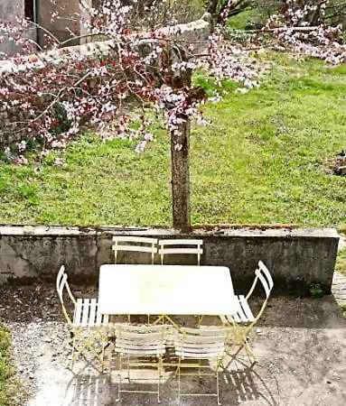 Independante - Style - Avec Jardin A La Campagne *